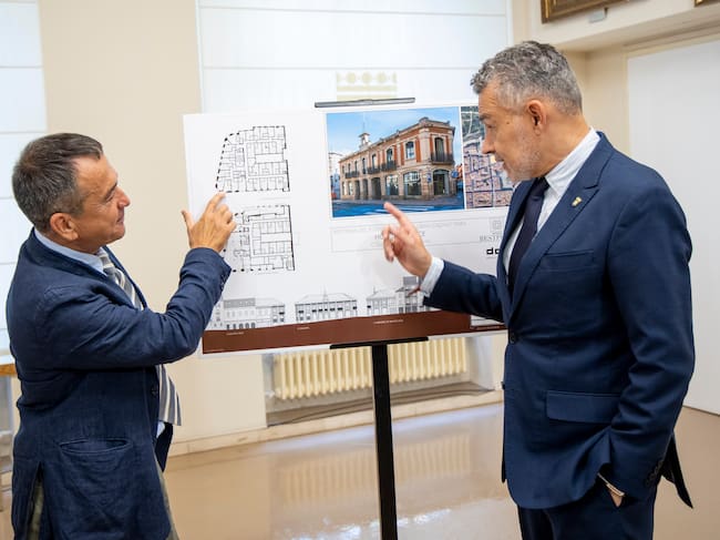 LOGROÑO 22/10/2025.- El presidente de la compañía hotelera Bestprice, Óscar Sánchez (i), y el alcalde de Logroño, Conrado Escobar, muestran el plano del hotel que Bestprice abrirá en el antiguo casino de Logroño, este jueves en el ayuntamiento de la localidad. El establecimiento tendrá capacidad para 63 habitaciones "de máximo confort y al mejor precio" y contará con una inversión de unos 5 millones de euros. EFE/Raquel Manzanares