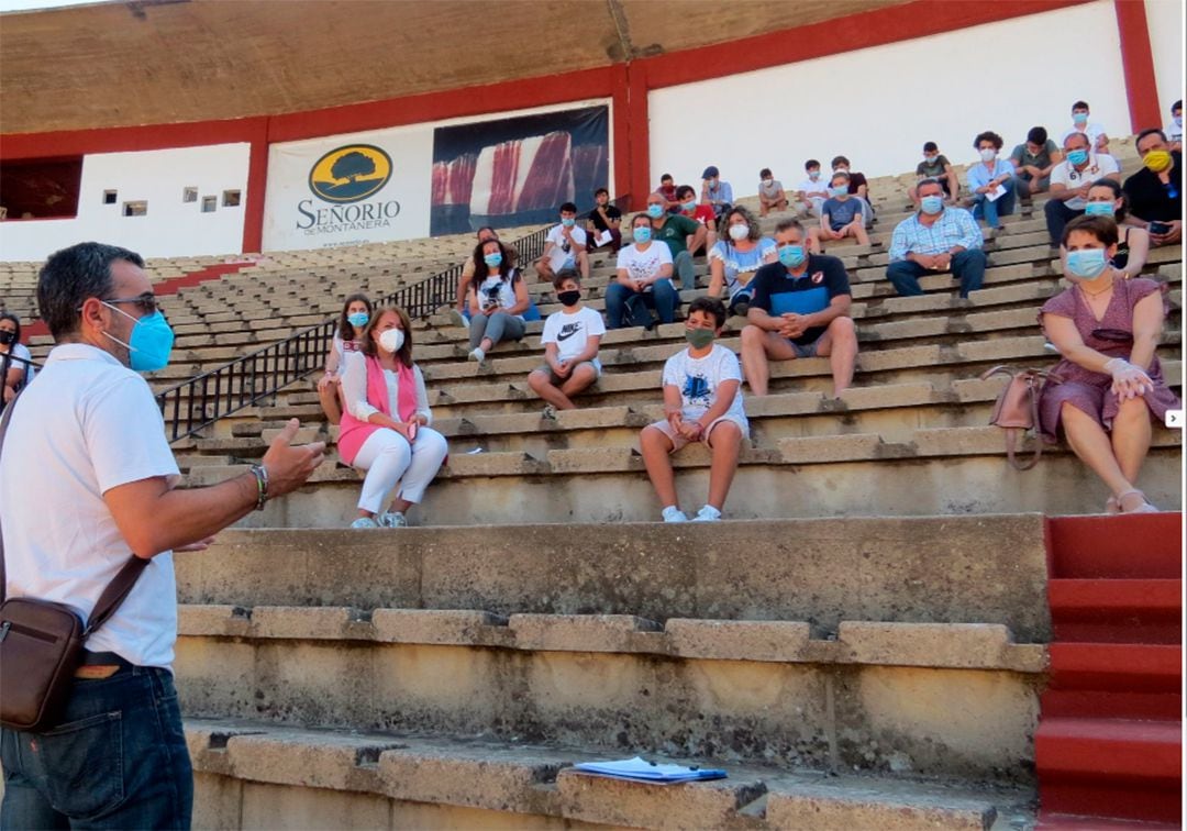 Reunión alumnos y padres de la escuela taurina de Badajoz