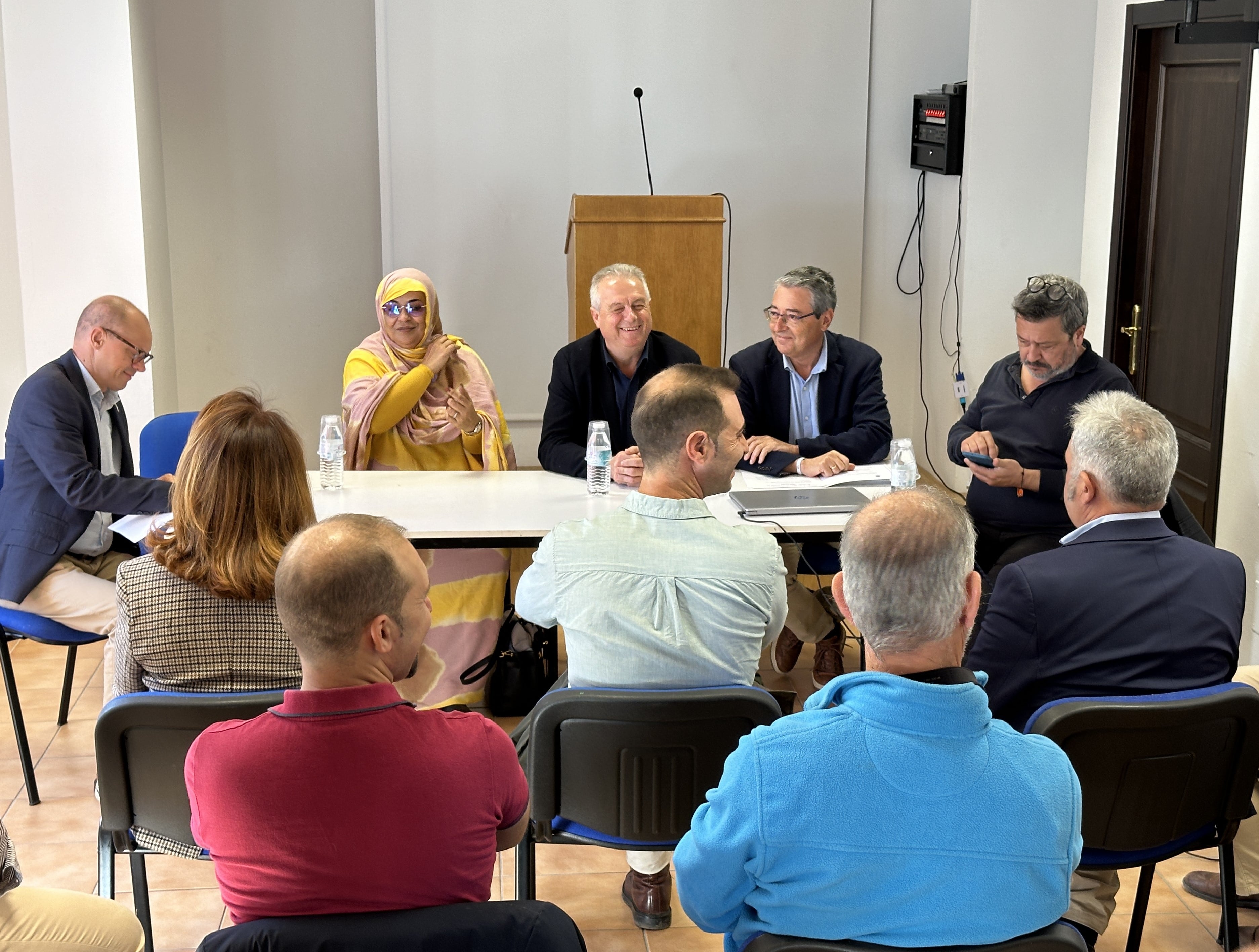 El presidente de la institución provincial, Francisco Salado, ha participado en la recepción a una delegación saharaui en la que se ha dado a conocer la iniciativa junto al alcalde de Benarrabá, Silvestre Barroso; el delegado territorial de Sostenibilidad, Medio Ambiente y Economía Azul de la Junta de Andalucía en Málaga, José Antonio Víquez; la gobernadora de la Wilaya de Smara (campamentos saharauis), Aza Brahim Bobih; el director de Voluntary Nomads, Malad Mohamed Sidi, y director de El Hueco, Joaquín Alcalde.