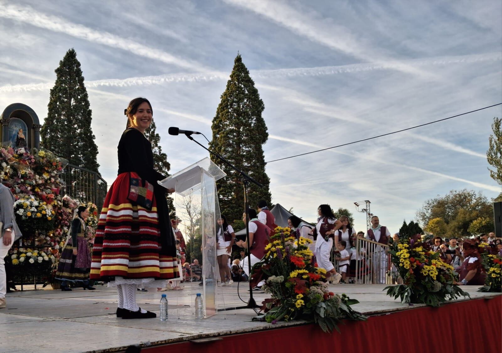 Ofrenda de Flores a la Virgen de las Viñas presentada por la periodista Beatriz Sanz