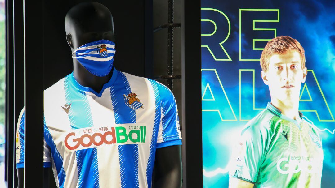 Un maniquí de la tienda de la Real con la mascarilla txuri-urdin