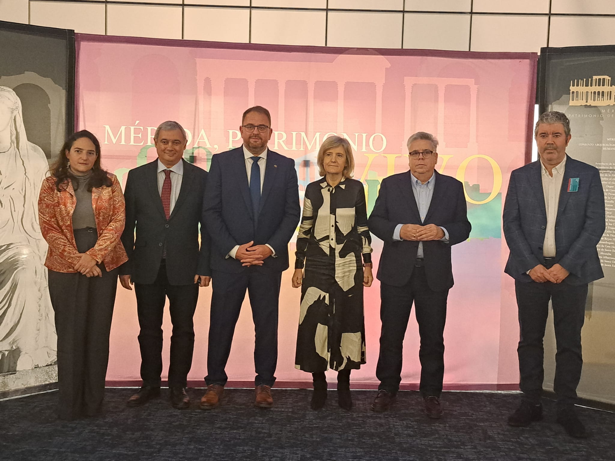 el vicepresidente del Parlamento Europeo, Pedro Silva Pereira; la consejera de Cultura y Turismo, Victoria Bazaga; el alcalde de Mérida, Antonio Rodríguez Osuna; el director del Consorcio, Felix Palma; el eurodiputado Ignacio Sanchez Amor; y la directora general de Patrimonio, Adela Rueda