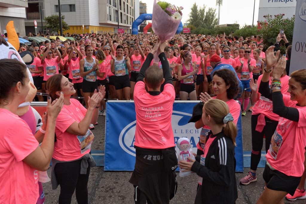 El homenaje a las enfermas de cáncer de mama ha vivido un emocionante aplauso antes del comienzo de la prueba