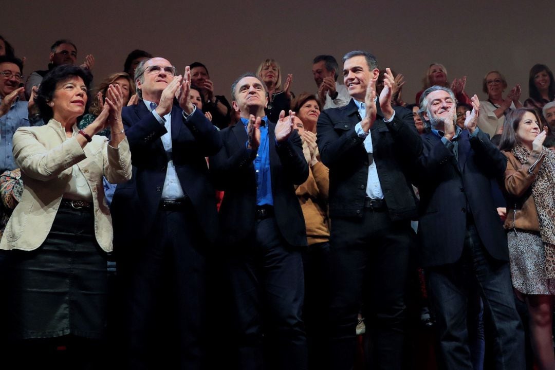 El presidente del Gobierno y secretario general del PSOE, Pedro Sánchez (3d), interviene en un acto electoral junto al candidato a la Presidencia del Gobierno de Madrid, Ángel Gabilondo (2i); y el candidato a la Alcaldía de Madrid, ‘Pepu’ Hernández (2d)