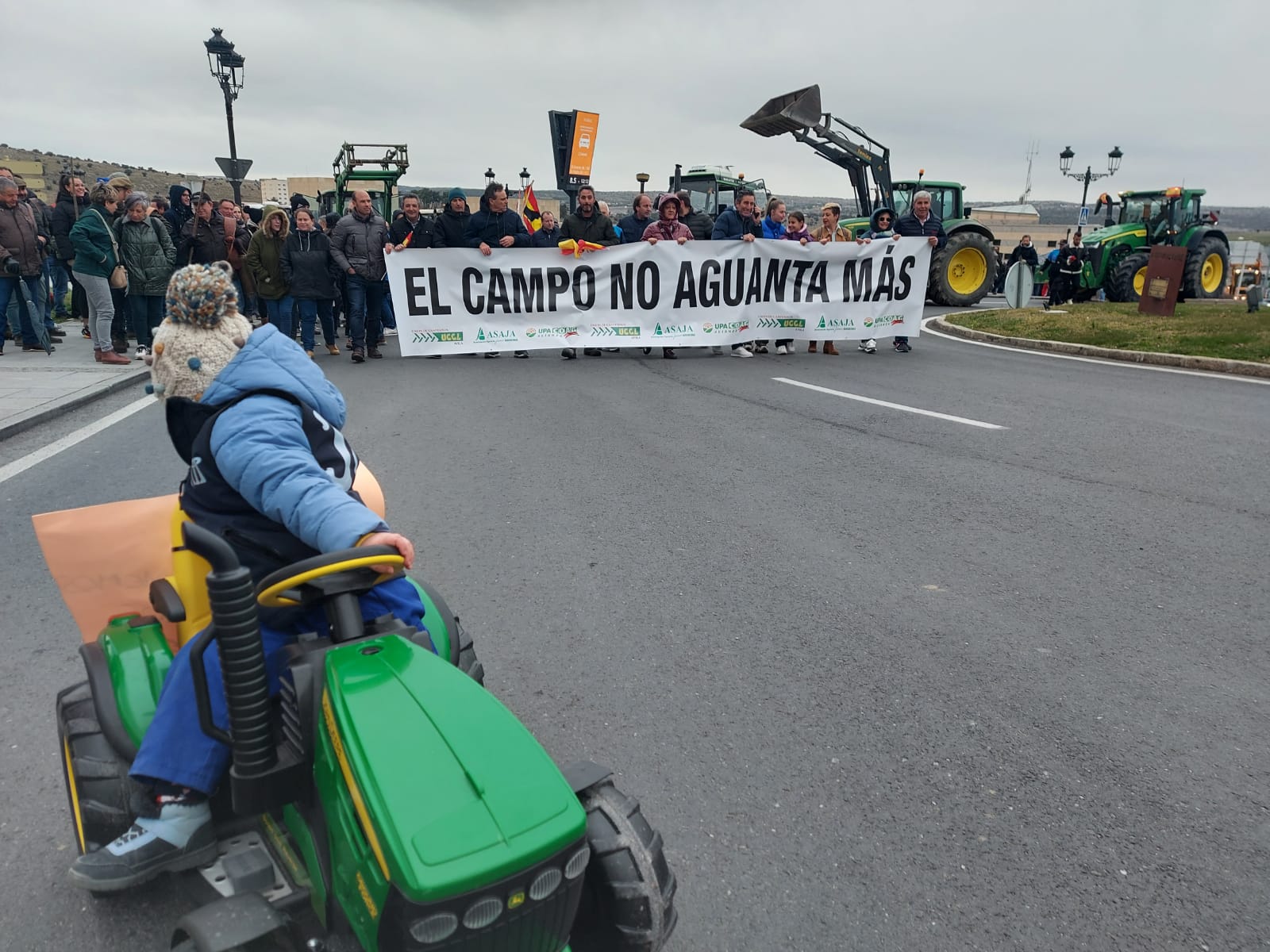 La manifestación a su paso junto al lienzo norte de la Muralla