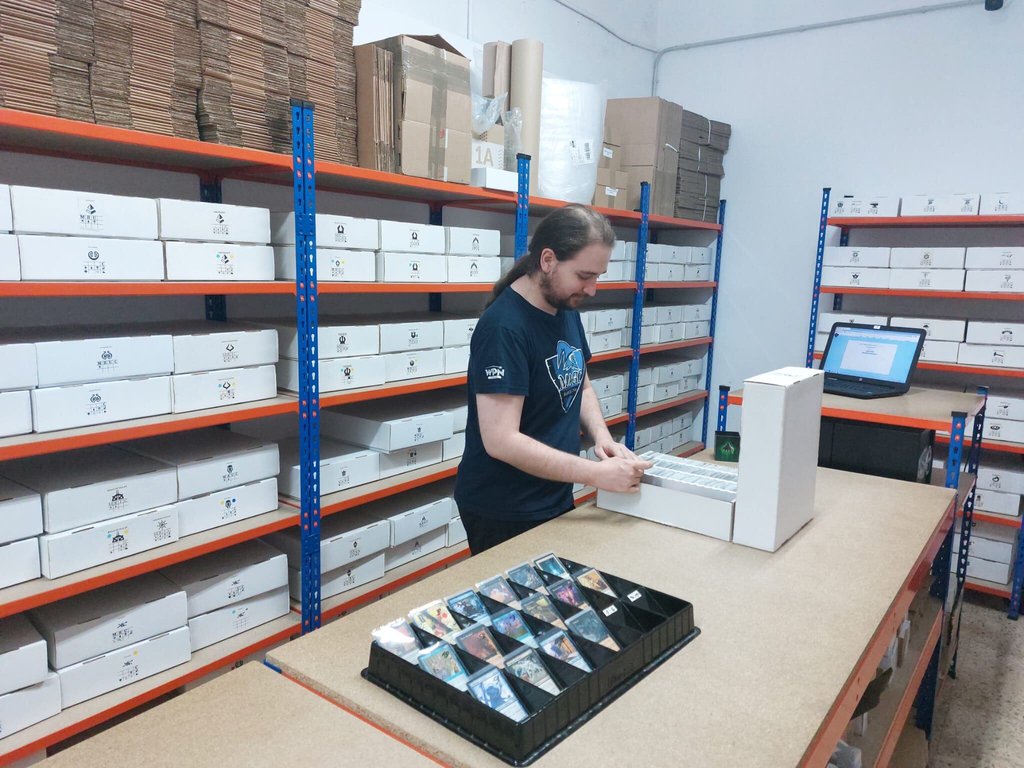 Un treballador de Magic Barcelona prepara una comanda de cartes.