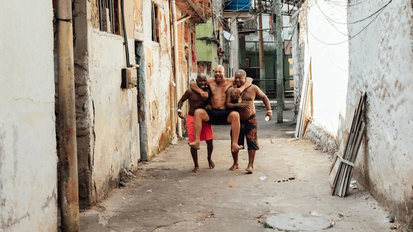 El jugador aupado por sus amigos en Vila Cruzeiro