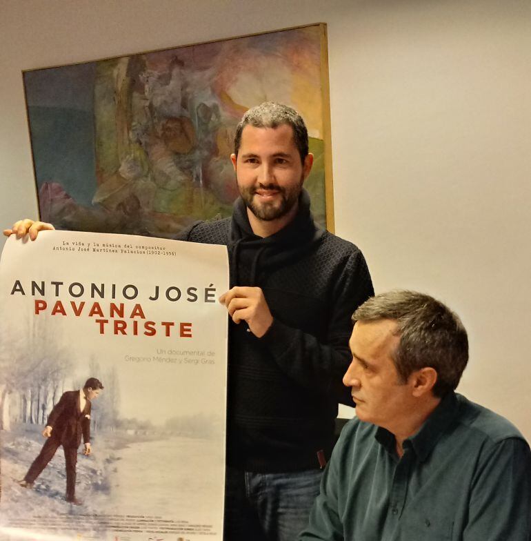 El productor Sergi Gras con el afiche de la película y el director Gregorio Méndez