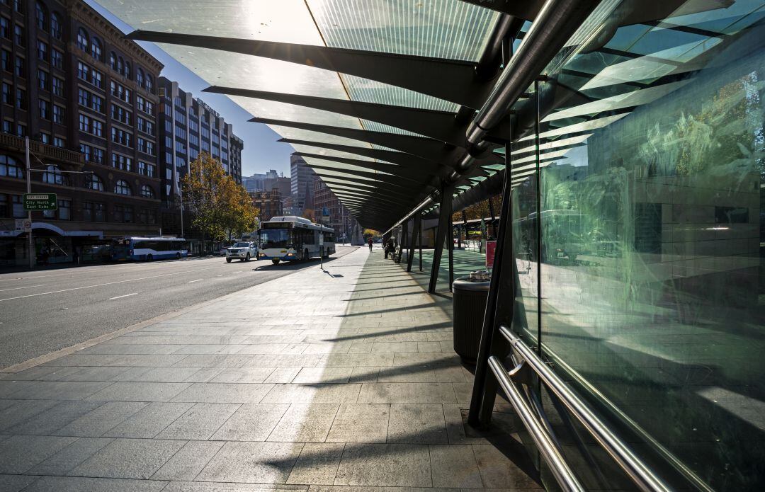 Documentos encontrados en una parada de bus.