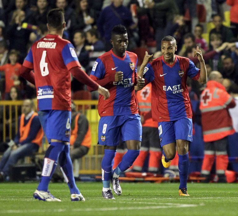 Levante's Deyverson Acosta (2nd R) celebrates a goal with team mates next to Real Madrid's Cristiano Ronaldo (R). REUTERS-Heino Kalis
