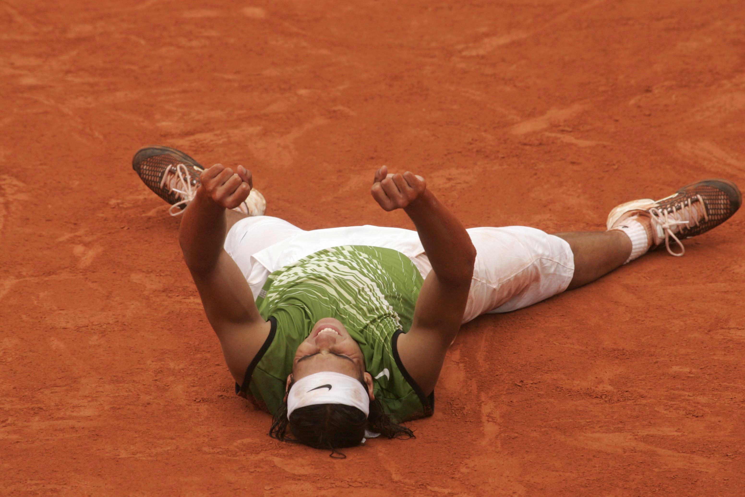 Rafa Nadal celebra el triunfo en Roland Garros en 2005