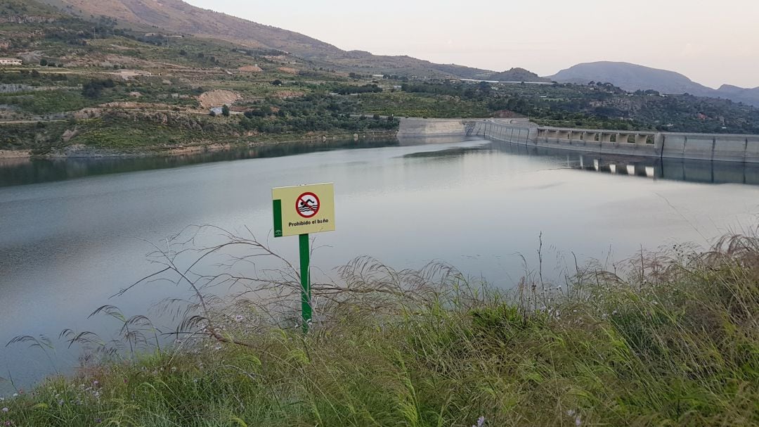 Foto de archivo del pantano de Rules,en la costa de Granada