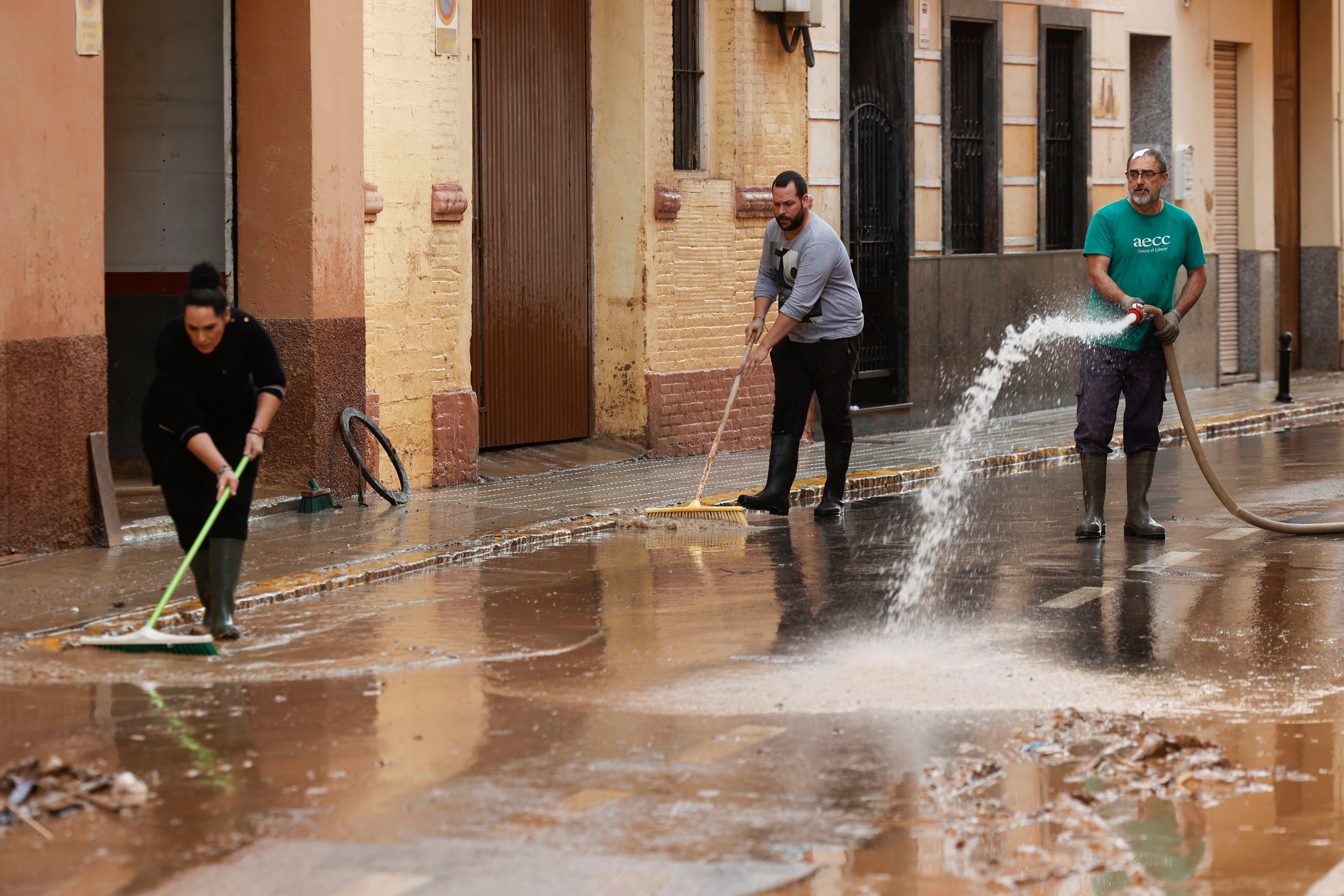 PAIPORTA (VALENCIA), 18/11/2024.- Voluntarios y vecinos de Paiporta limpian una de las calles de la localidad, este lunes.EFE/Biel Aliño