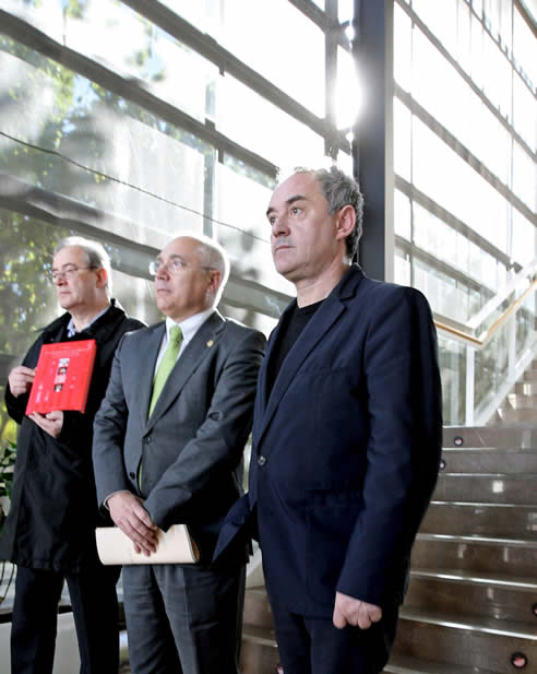 Ferran Adriá (a la derecha) antes de la presentación del libro &#039;Un paseo por la cocina adriánica&#039;, que revisa la historia del restaurante &#039;El Bulli&#039; y analiza sus innovaciones gastronómicas. (EFE/Manuel Bruque)