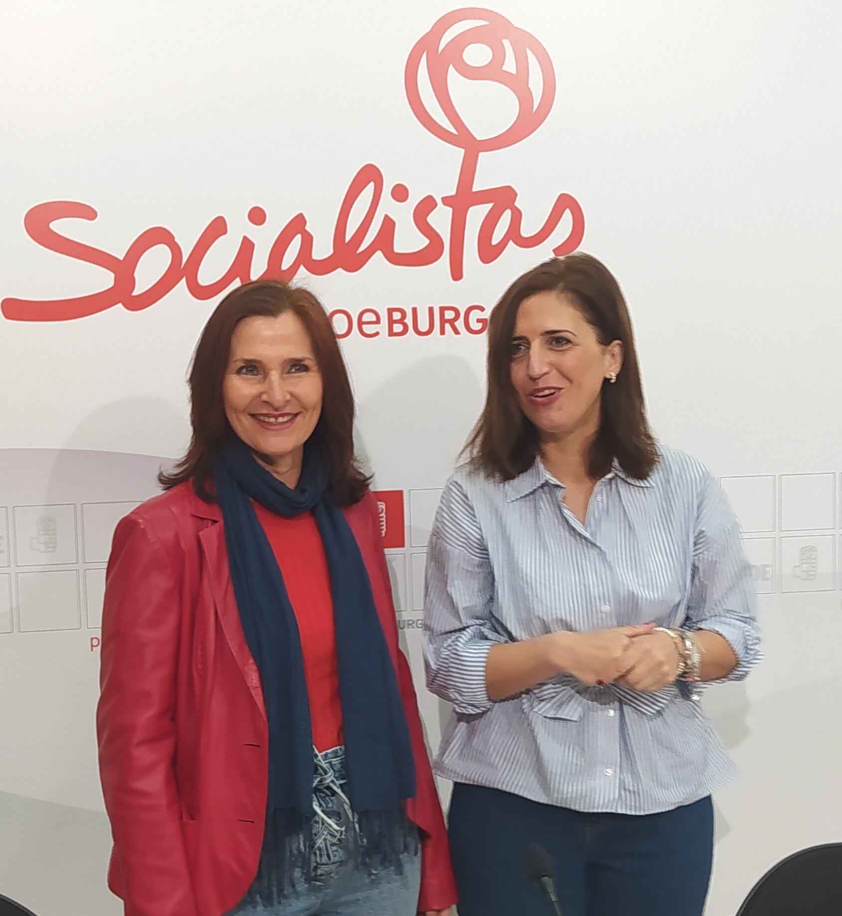 La portavoz de Educación del PSOE, María Luz Martínez Seijo (izda) y la secretaria general del PSOE de Burgos, Ester Peña