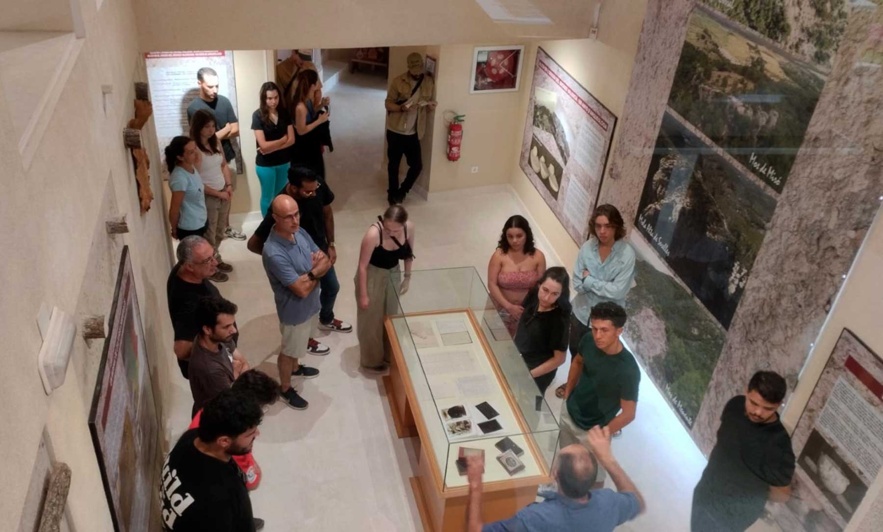 Los investigadores de El Salt durante su visita al museo