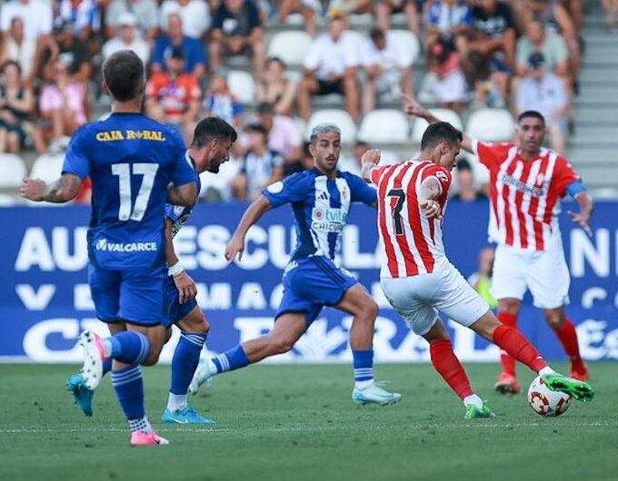 Gaspar dispara durante el Ponferradina - Sporting.