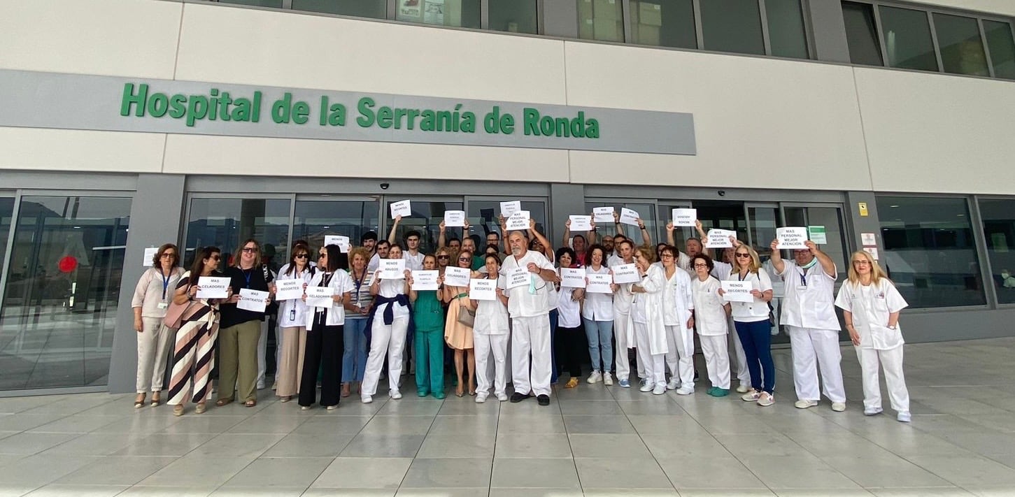 Concentración convocada por el sindicato CSIF a las puertas del Hospital de la Serranía de Ronda