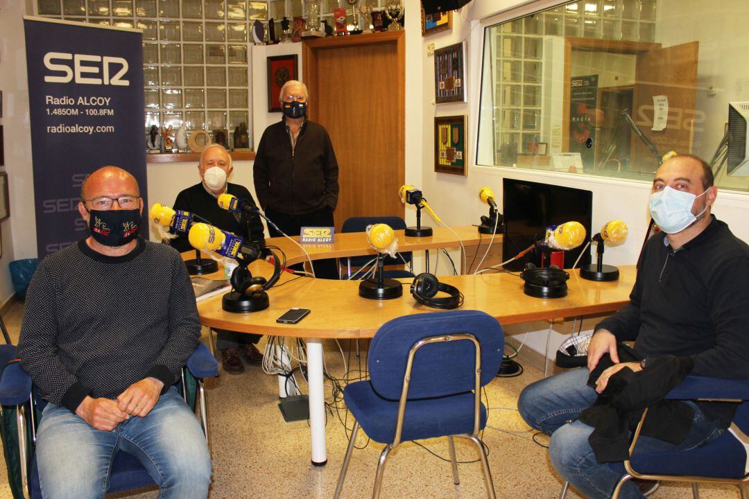 Pau Acosta, Óscar Gutiérrez y Juan José Olcina, en los estudios de Radio Alcoy