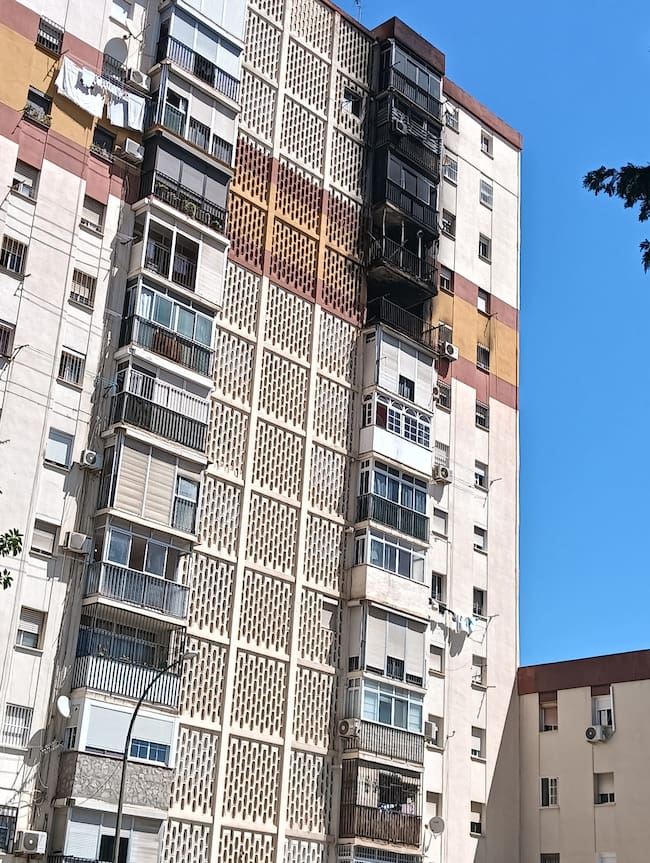Estado de la fachada del inmueble tras la deflagración de esta madrugada