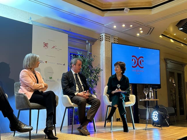 La directora de contenido de SER Aragón, Eva Pérez, el presidente de la Cámaras de Comercio de Zaragoza, Jorge Villaroya y la directora de Banca para Empresas de Ibercaja, Teresa Fernandez