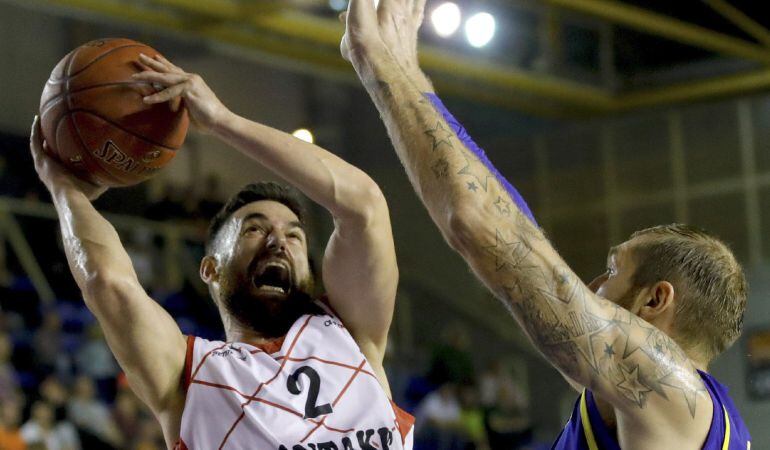 El escolta croata del Montakit Fuenlabrada Marko Popovic (i) tira a canasta ante el pívot del Khimki Moscú Dimitry Sokolov (d), durante el partido de la segunda jornada de la Eurocopa de baloncesto.