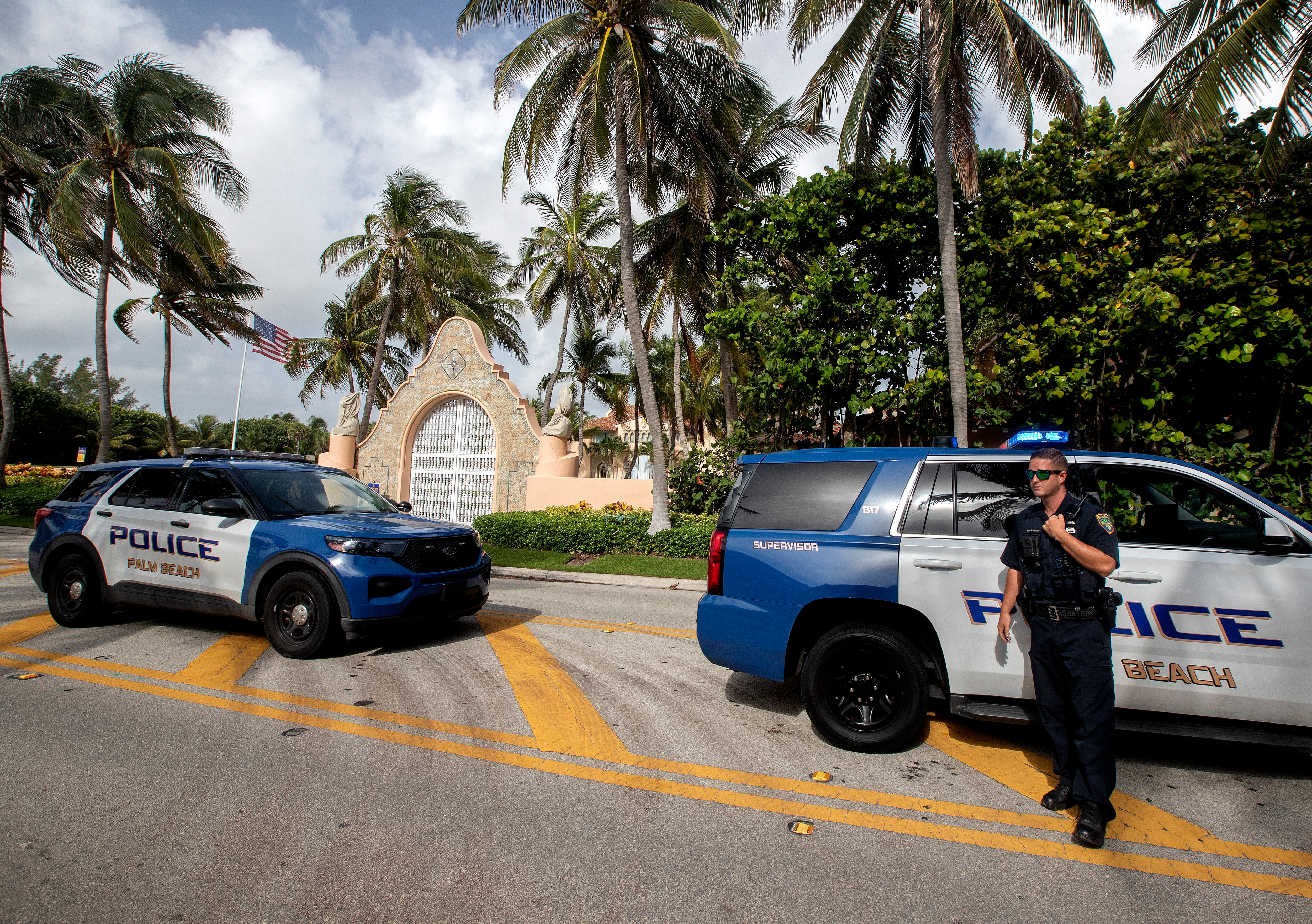 La policía frente a Mar-a-Lago, la residencia del expresidente Donald Trump, tras el registro del FBI de este martes