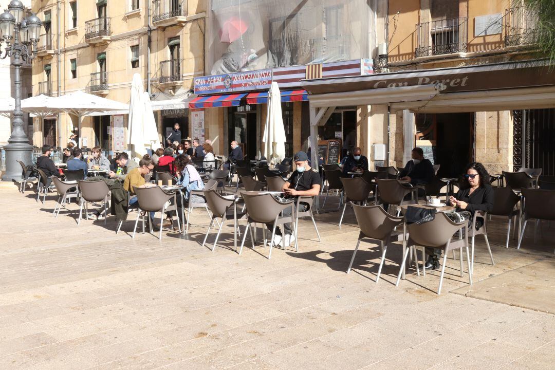 Terrasses de la plaça de la Font el dia abans del tancament de bars i restaurants. 