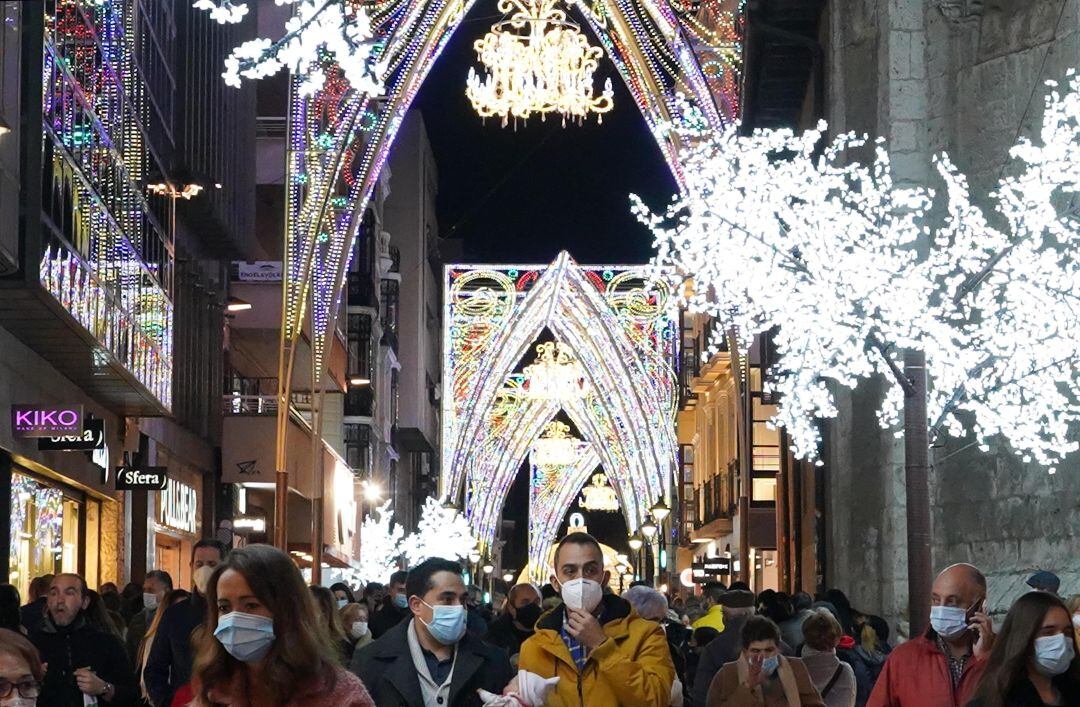 Imagen de la calle Santiago con la iluminación navideña