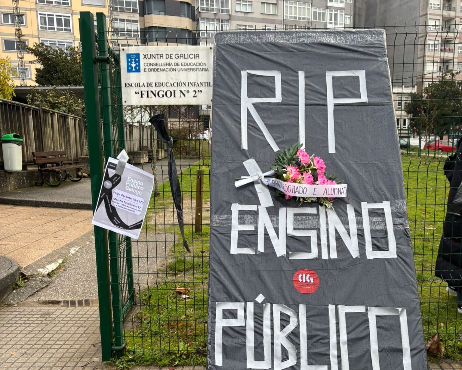 Los profesores lucenses pasean por los colegios de la ciudad un ataúd que simboliza "el entierro de la enseñanza pública"