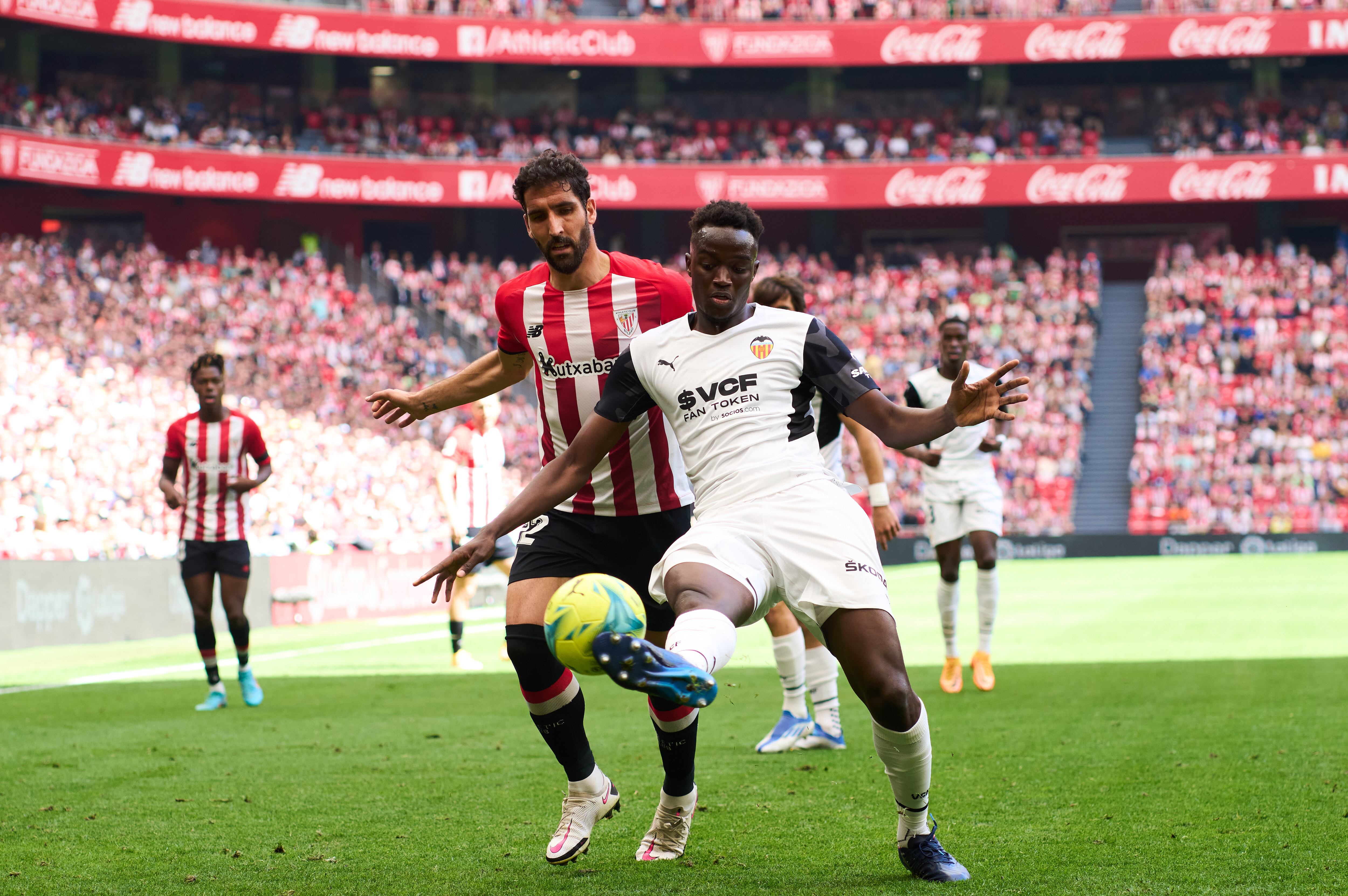 Diakhaby y Raúl García, durante un partido de San Mamés