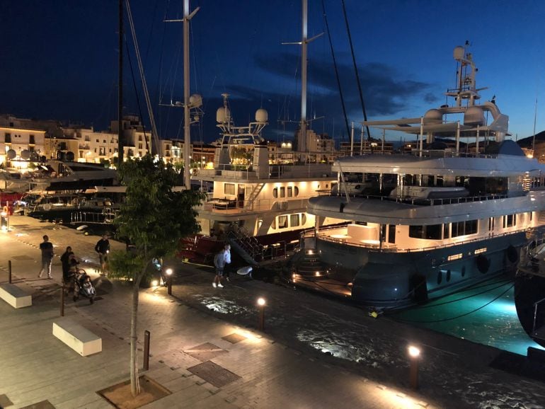 Varios yates atracados en el Puerto de Ibiza