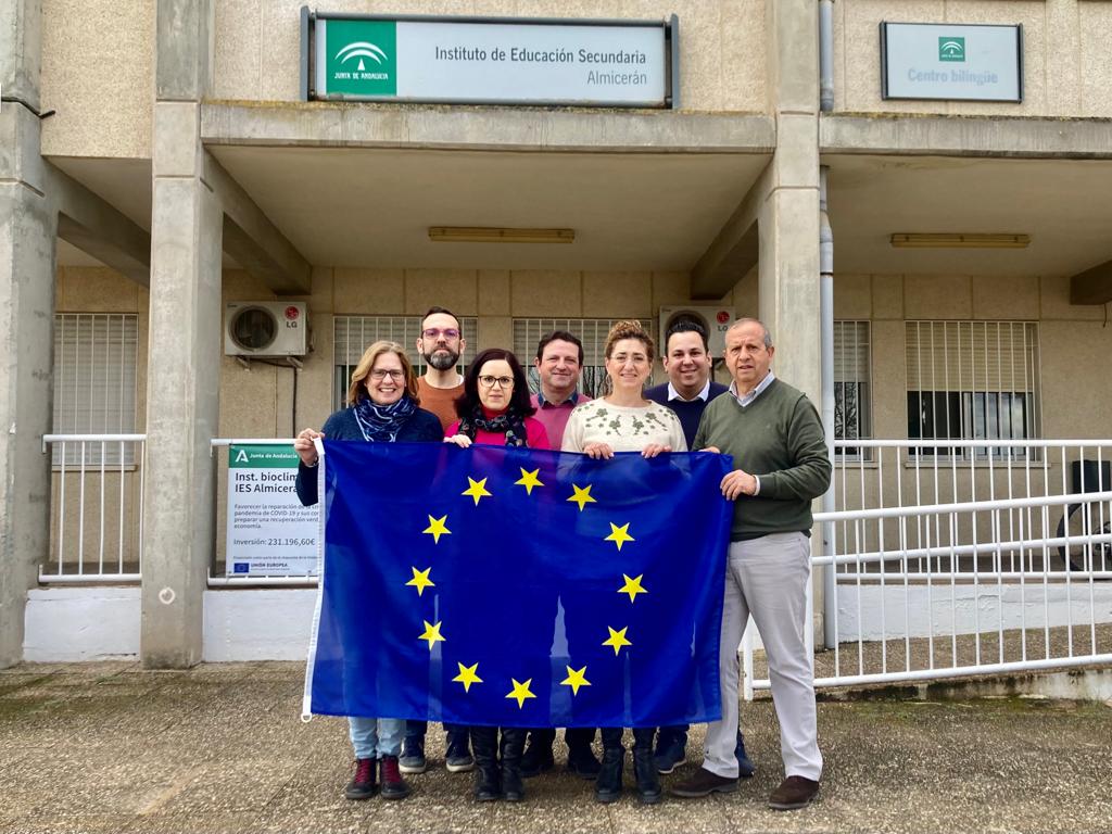 Profesores del IES Almicerán de Peal de Becerro sostienen la bandera de la Unión Europea.