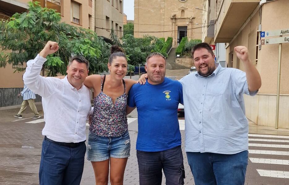 Al mig de la imatge, la "Nati" i en "Quimet", germans Solé a la ficció, celebrant el nou pas que ha fet la pel·lícula "Alcarràs" amb l'alcalde, Jordi Janés i el regidor de Cultura, Gerard Companys. Foto: Ajuntament Alcarràs.