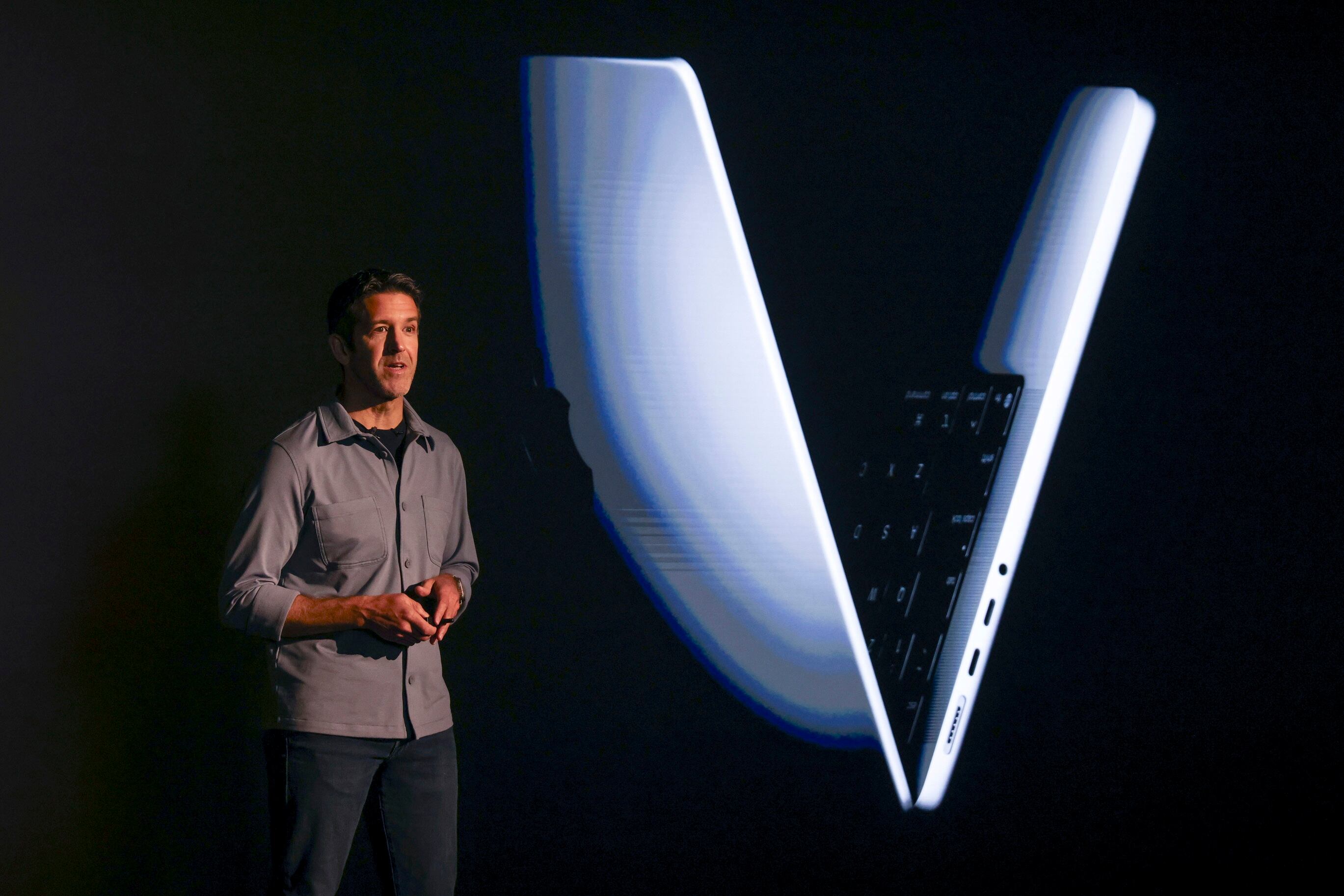 John Ternus, próximo CEO de Apple, durante una presentación en Cupertino