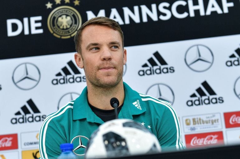 El guardameta de la selección alemana de fútbol Manuel Neuer en la rueda de prensa donde el seleccionador alemán dio a conocer su convocatoria definitiva para el Mundial de Rusia 2018.