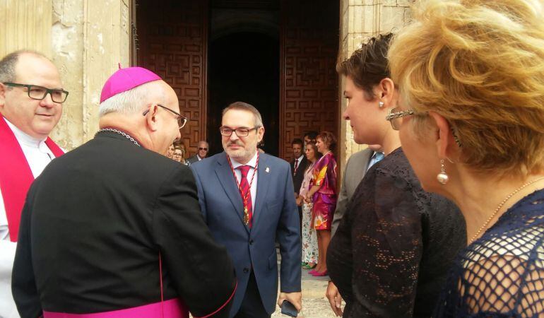 Momento de la recepción al Obispo, a las puertas de la Iglesia de la Asunción, por parte del párroco, la primera teniente de Alcalde del Ayutamiento de Jódar y el cronista oficial de la ciudad.