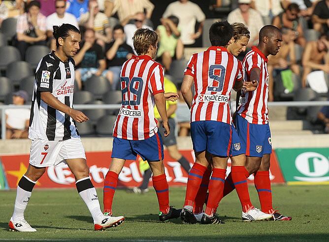 Los rojiblancos celebran el gol de Sinama Pongolle