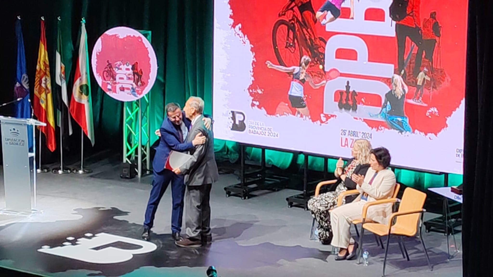 El auditorio de La Zarza ha acogido el acto institucional y de entrega de las Medallas de la Provincia de Badajoz.