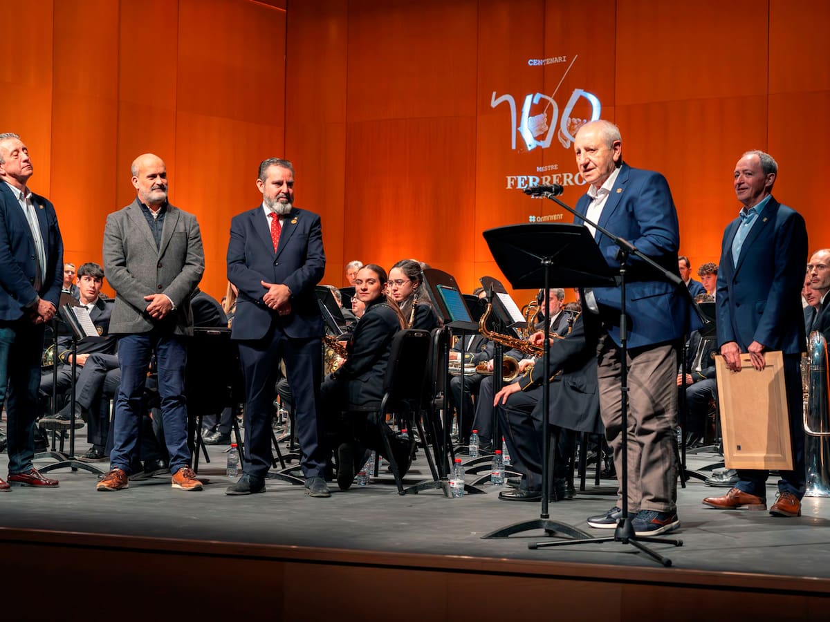 La Societat Musical La Pau de Beneixama i la Filà Marrakesch li fan un emotiu homenatge al mestre José María Ferrero