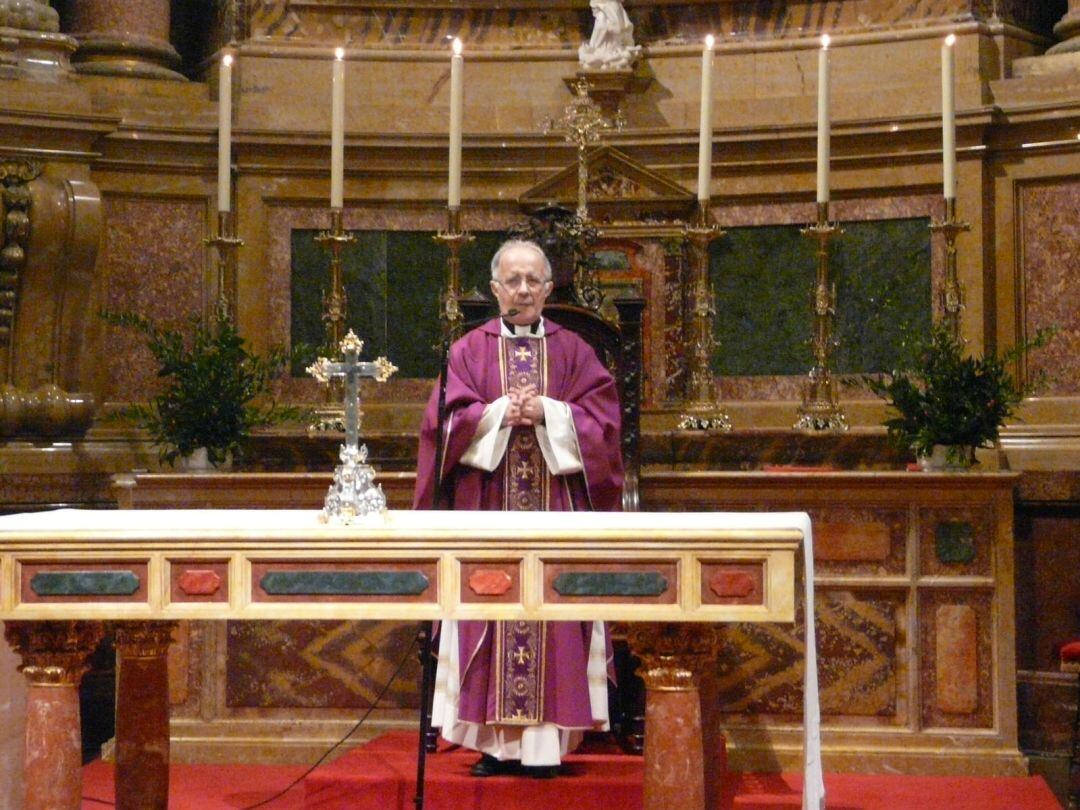 Gregorio Martínez Sacristán durante un oficio religioso