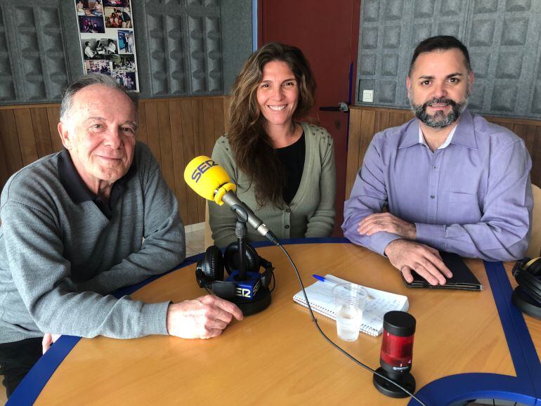 Julio Herranz, Luciana Aversa y Joan Miquel Perpinyà en la tertulia de periodistas. 