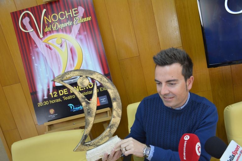 Fernando Gómez., concejal de Deportes de Elda, con el trofeo de los ganadores