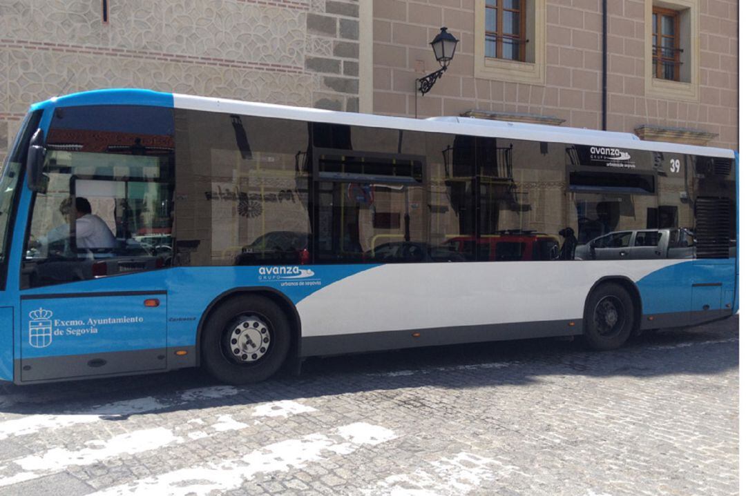 Autobús urbano en la plaza de Colón