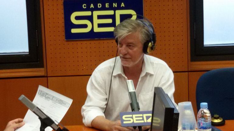 El alcalde de Zaragoza Pedro Santisteve en los estudios de Radio Zaragoza