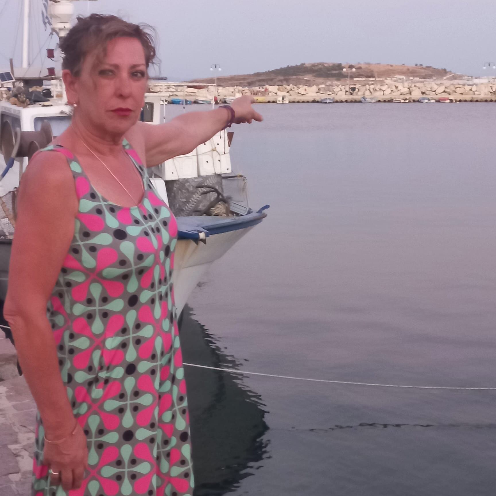 Mireia Alonso señala el lugar en el que se asienta el campo de refugiados de Mitilene