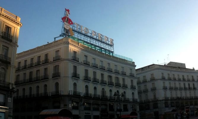 El popular letrero de Tío Pepa vuelve a la madrileña Puerta del Sol, aunque a otra ubicación, tras la remodelación de su anterior emplazamiento.