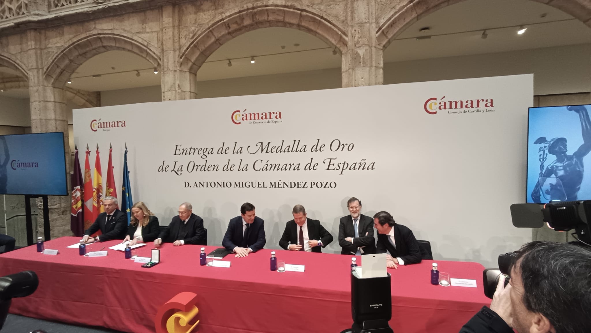 Autoridades presentes en el acto de la entrega de la Medalla de Oro de la Cámara de España a Antonio Miguel Méndez Pozo. / Foto: Radio Castilla