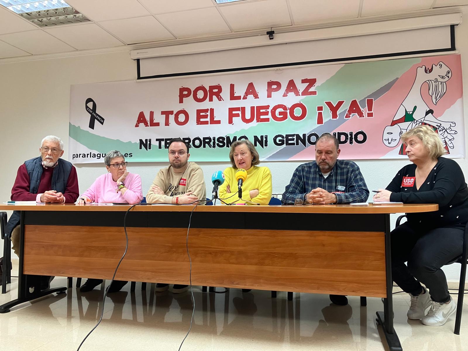 De izquierda a derecha, Fernando Bermúdez (Justicia y Paz), Sagrario Rosado (Izquierda Socialista), Miguel Lajarín (UGT), Fuensanta Garcés (Recortes Cero), Sindo Vitos (CCOO) y María del Mar Fernández (USO)