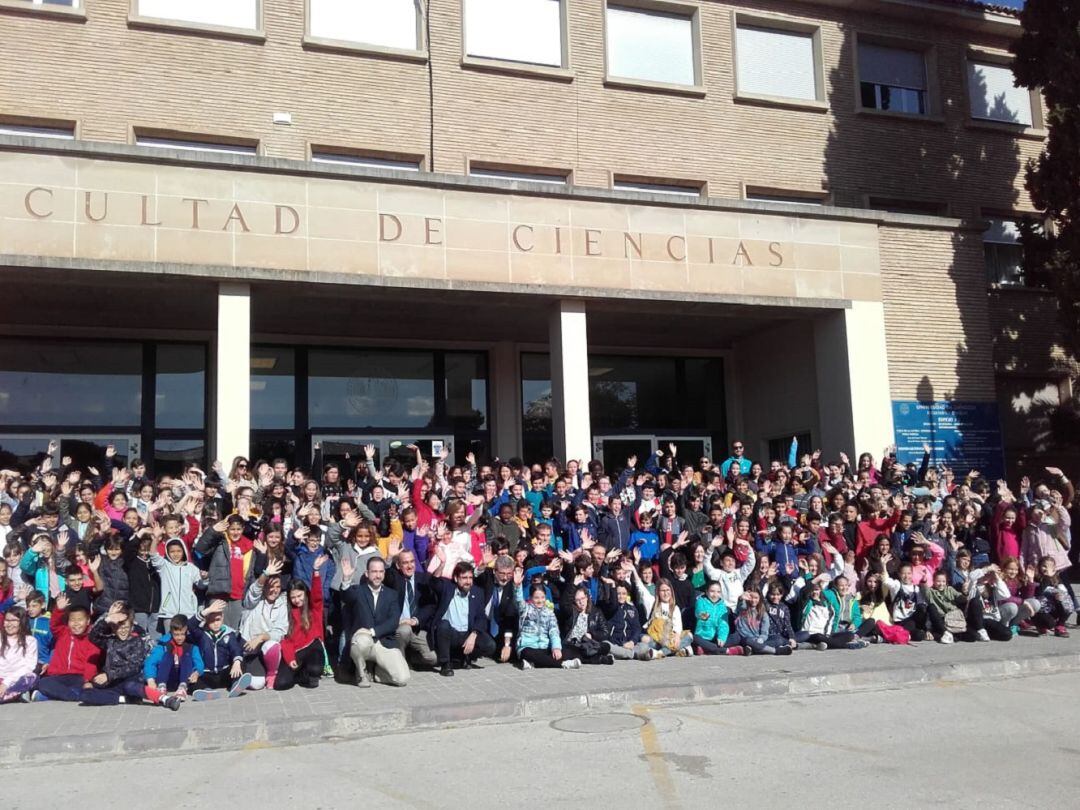 Alumnos de 5º y 6º de Primaria en la Facultad de Ciencias de la Universidad de Zaragoza 